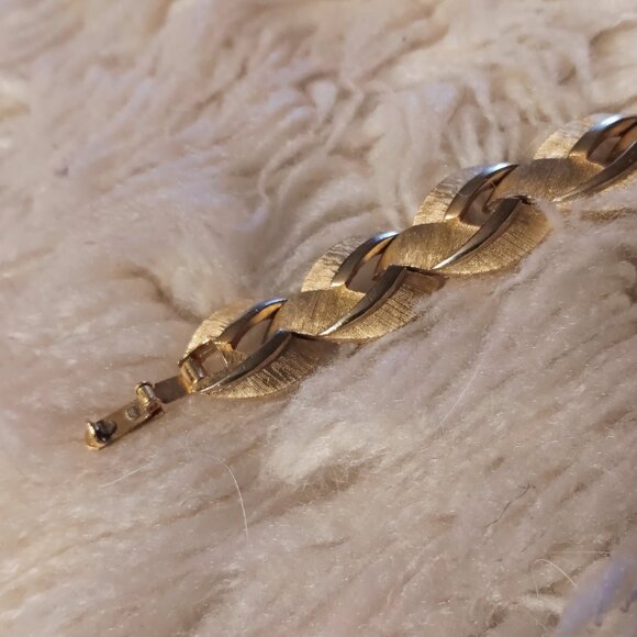 Vintage Elegance! Vintage Crown Trifari Large Link Bracelet - Picture 6 of 7